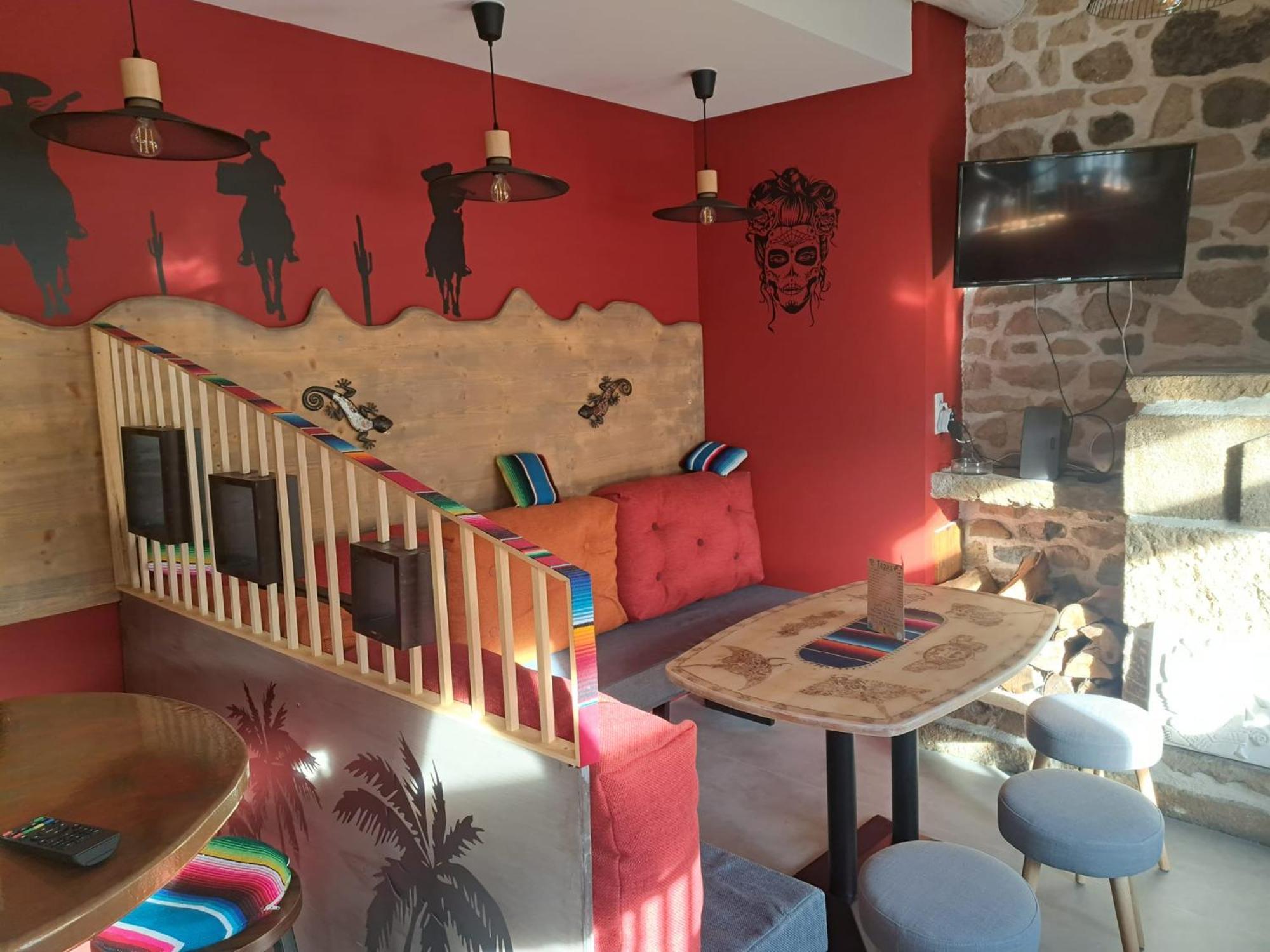 Le Barriol Hotell Saint-Julien-Chapteuil Exteriör bild