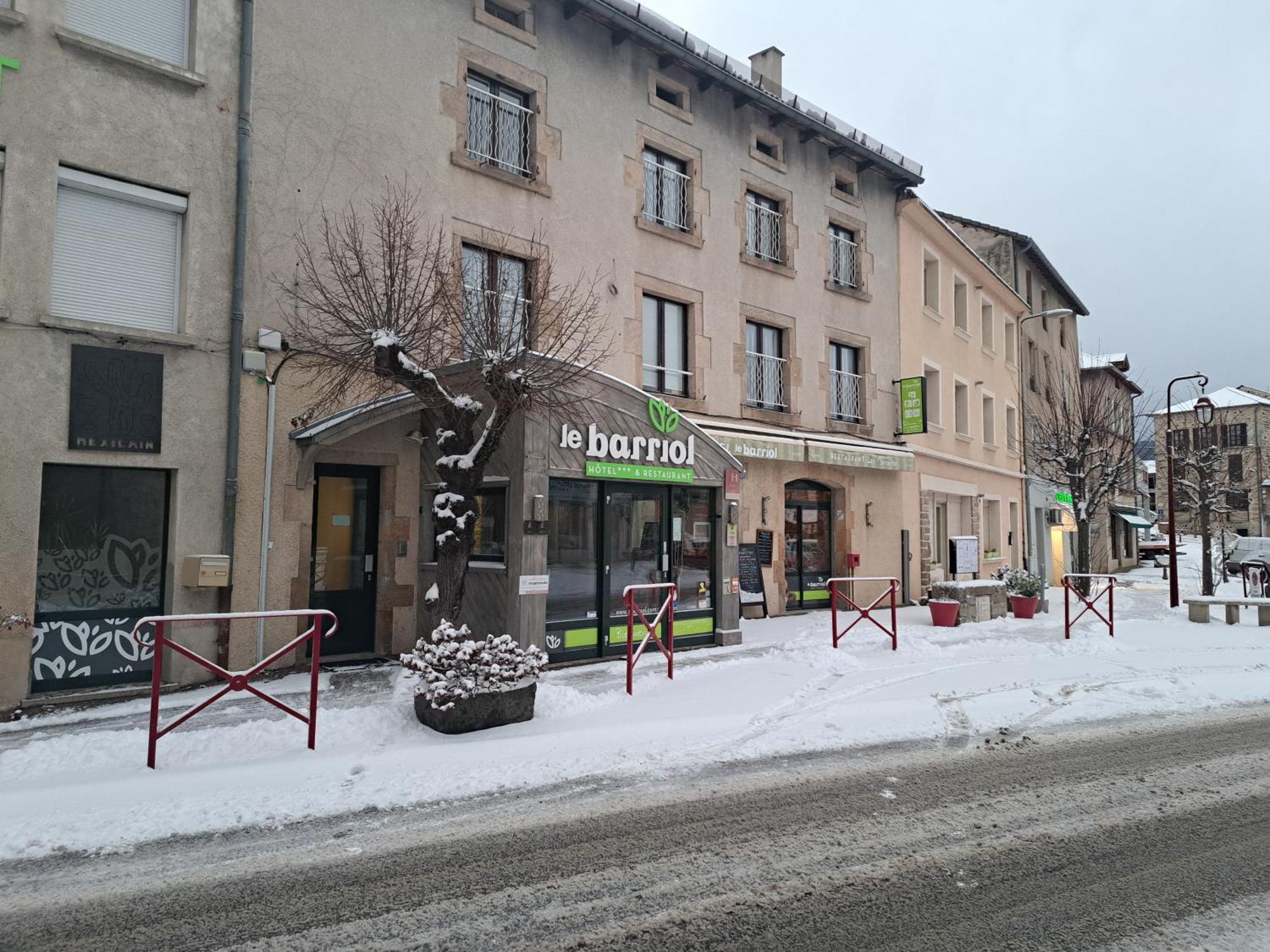 Le Barriol Hotell Saint-Julien-Chapteuil Exteriör bild